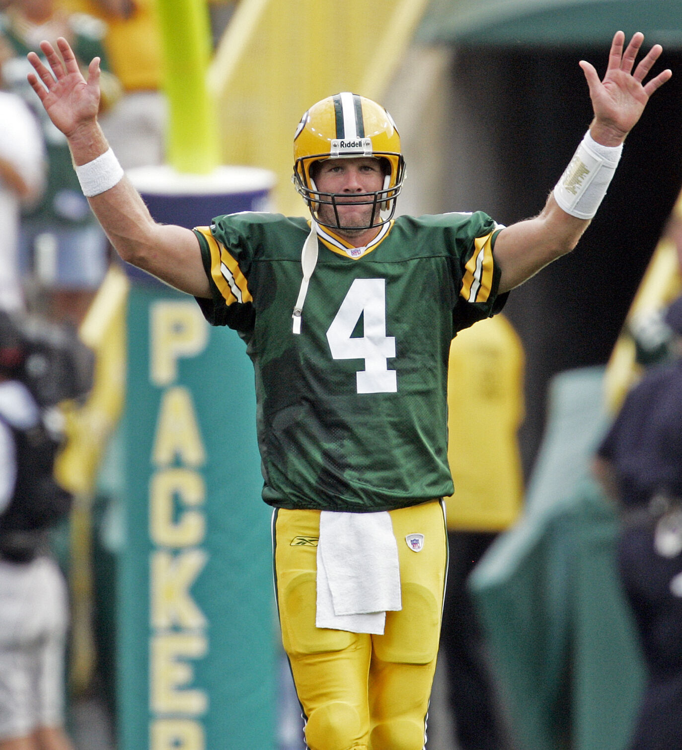 2005: Brett Favre joins Dan Marino, John Elway in 50,000-yard passing club
